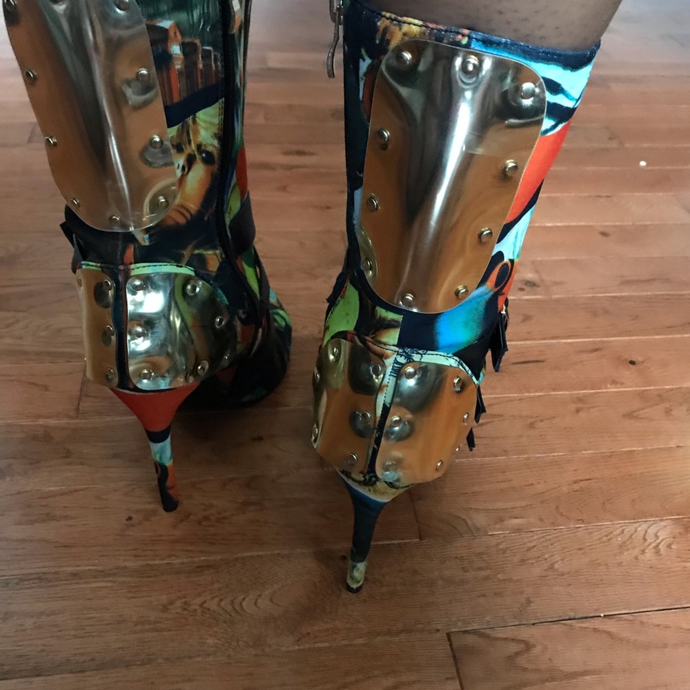 Boots - Picture 3 of 5